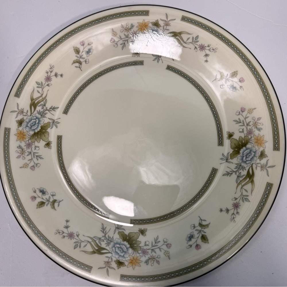 Royal Doulton Adrienne Romance Collection H.5081 1981 - 10 5/8" Dinner Plate
